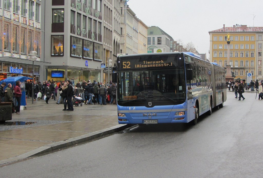 MAN Lion´s City der M�nchner Verkehrsgesellschaft (MVG) am 4.1.2013 als Linie 52 von Marienplatz nach Tiergarten/Alemannenstr. kurz nach der Abfahrt am Marienplatz. Die n�chste Haltestelle: Viktualienmarkt