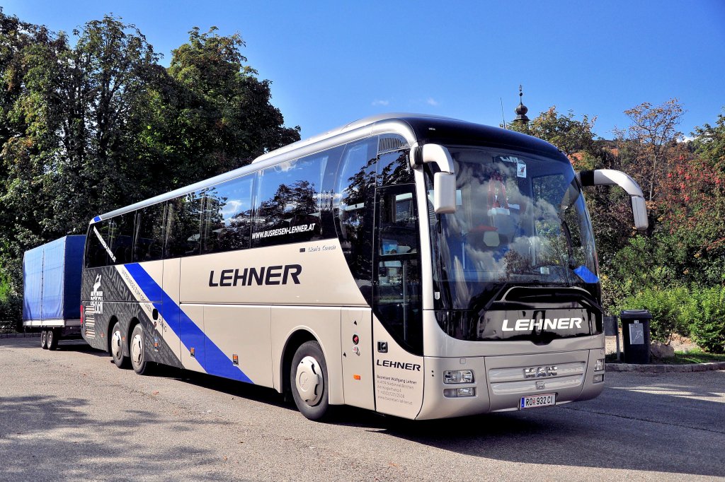 MAN LIONs COACH mit Radh�nger von LEHNER Reisen aus Ober�sterreich am 20.9.2012 in Krems an der Donau.