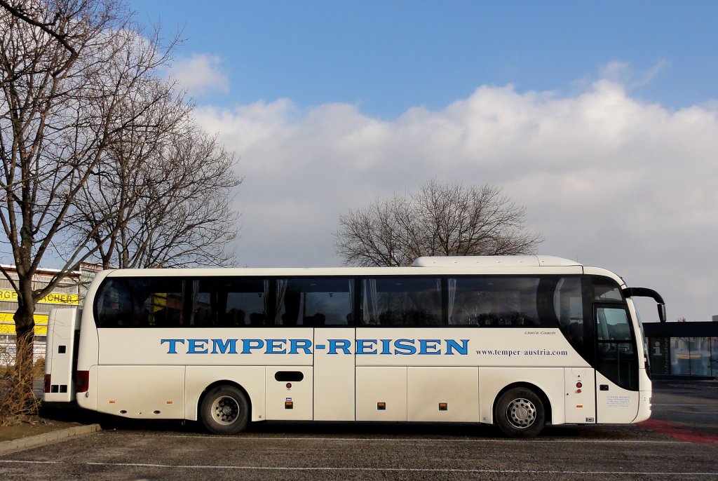 MAN LIONs COACH von TEMPER Reisen aus Nieder�sterreich am 20.12.2012 in Krems an der Donau.