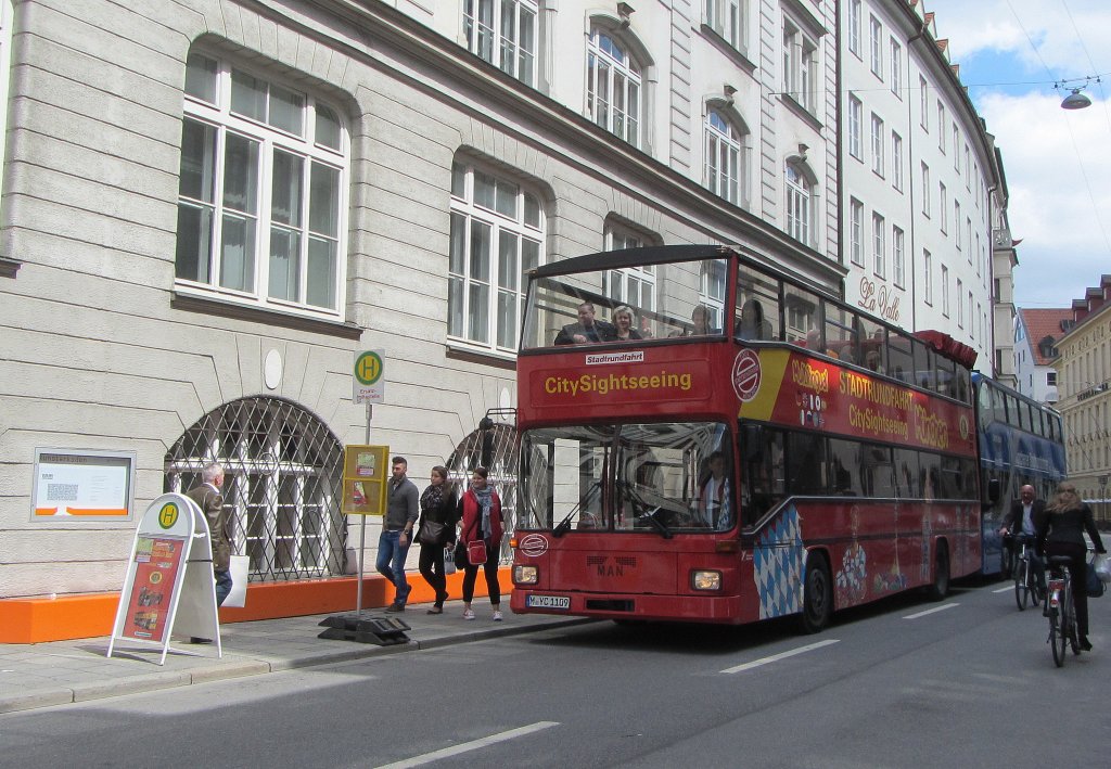 MAN SD 202 in M�nchen Marienplatz am 18.5.2013 beim Warten auf weitere Reisende f�r die n�chste City-Tour.
