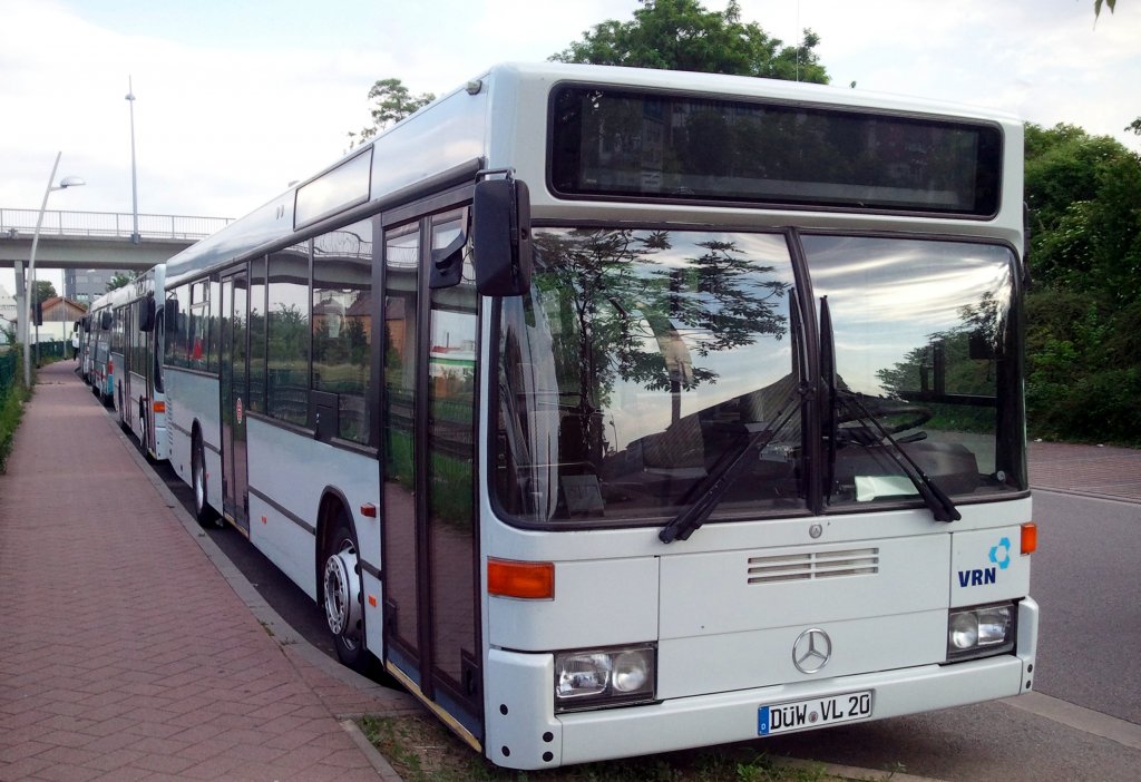 Mercedes-Benz O 405 N von Busverkehr Zipper GmbH, abgestellt am Hauptbahnhof in Gr�nstadt. Werktags wird der Bus auf diversen �berlandlinien im Leiningerland eingesetzt.