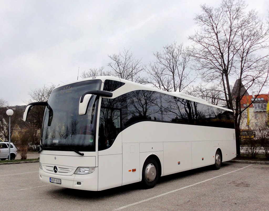 MERCEDES BENZ TOURISMO aus Ungarn im M�rz 2013 in Krems gesehen.