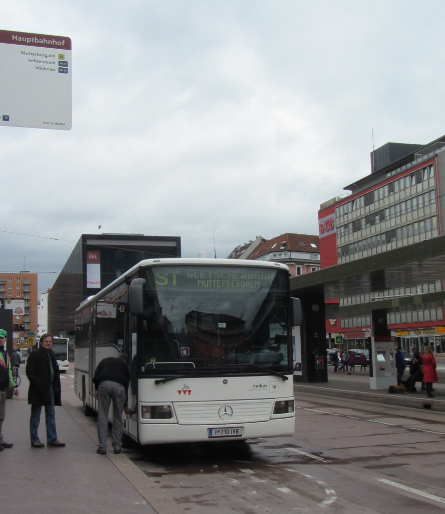 Mercedes Integro der Stubaitalbahn am 2.4.2013 am Innsbrucker Hauptbahnhof zur Fahrt als ST nach Neustift im Stubaital Mutterbergalm bereit.
