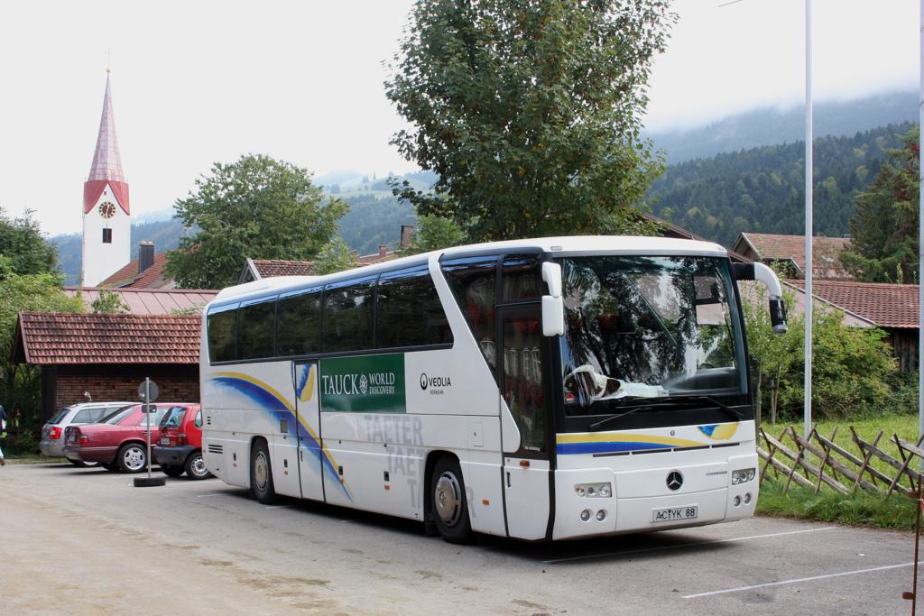Mercedes Reisebus der VEOLIA. (Sitz: Berlin).
Aufgenommen in Thalkirchdorf 19.9.2009