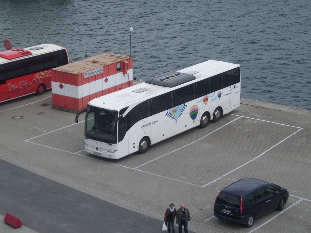 Mercedes Tourismo von der AOK-Klinik R�gen im Stadthafen Sassnitz.
