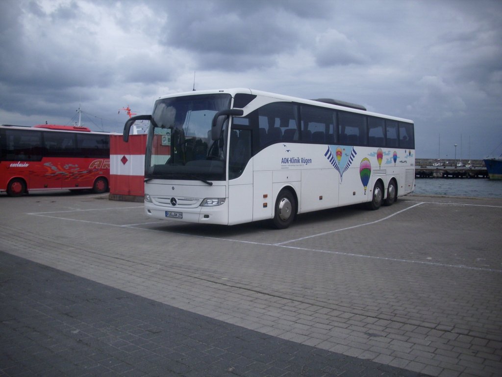 Mercedes Tourismo von der AOK-Klinik R�gen im Stadthafen Sassnitz.