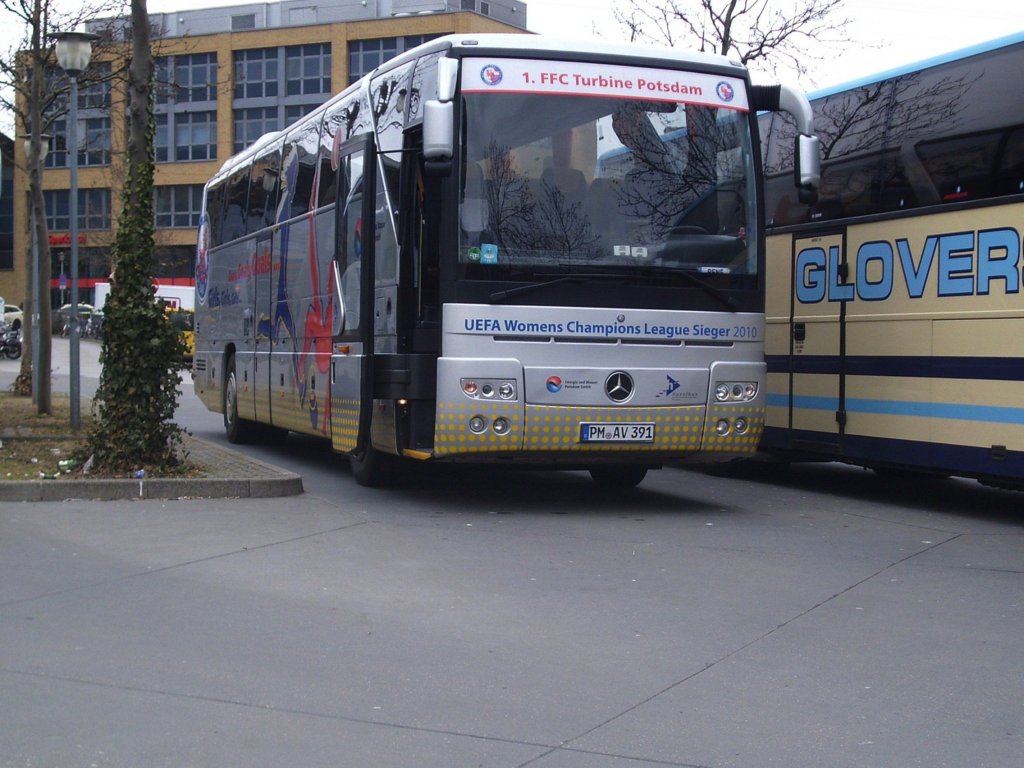 Mercedes Tourismo von Havelbus f�r den 1.FFC Turbine Potsdam in Potsdam.