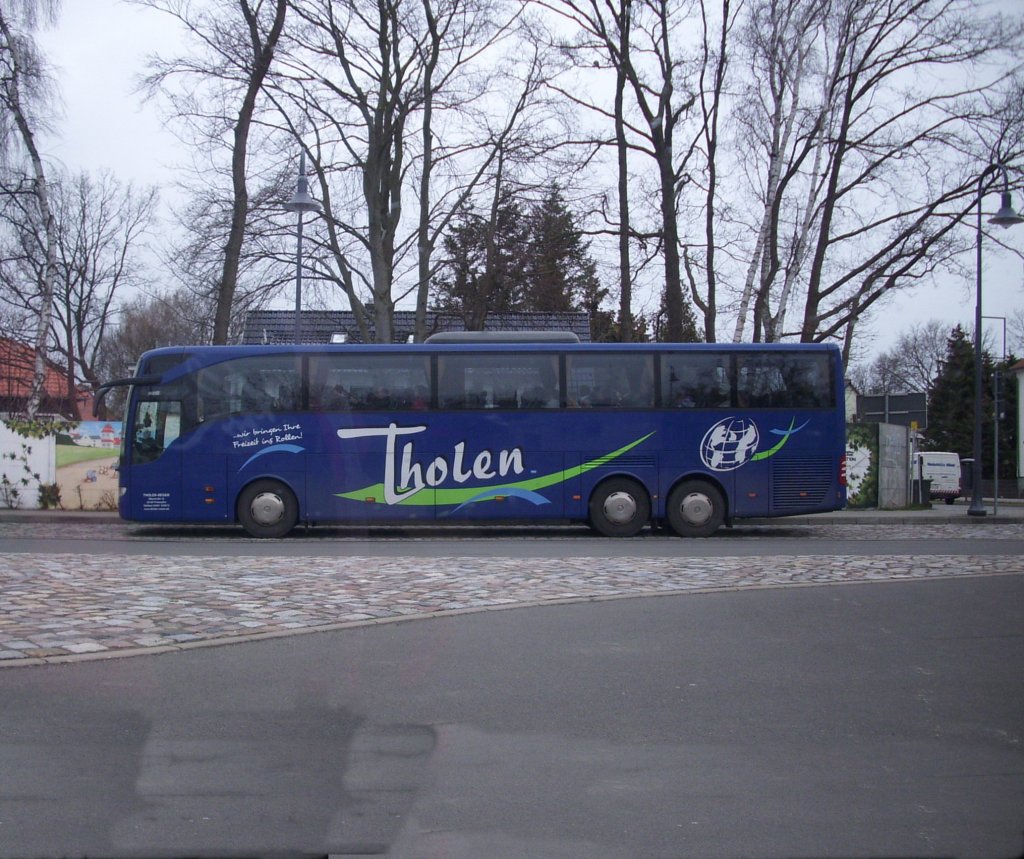 Mercedes Tourismo von Tholen neben dem Gro�bahnhof Binz.