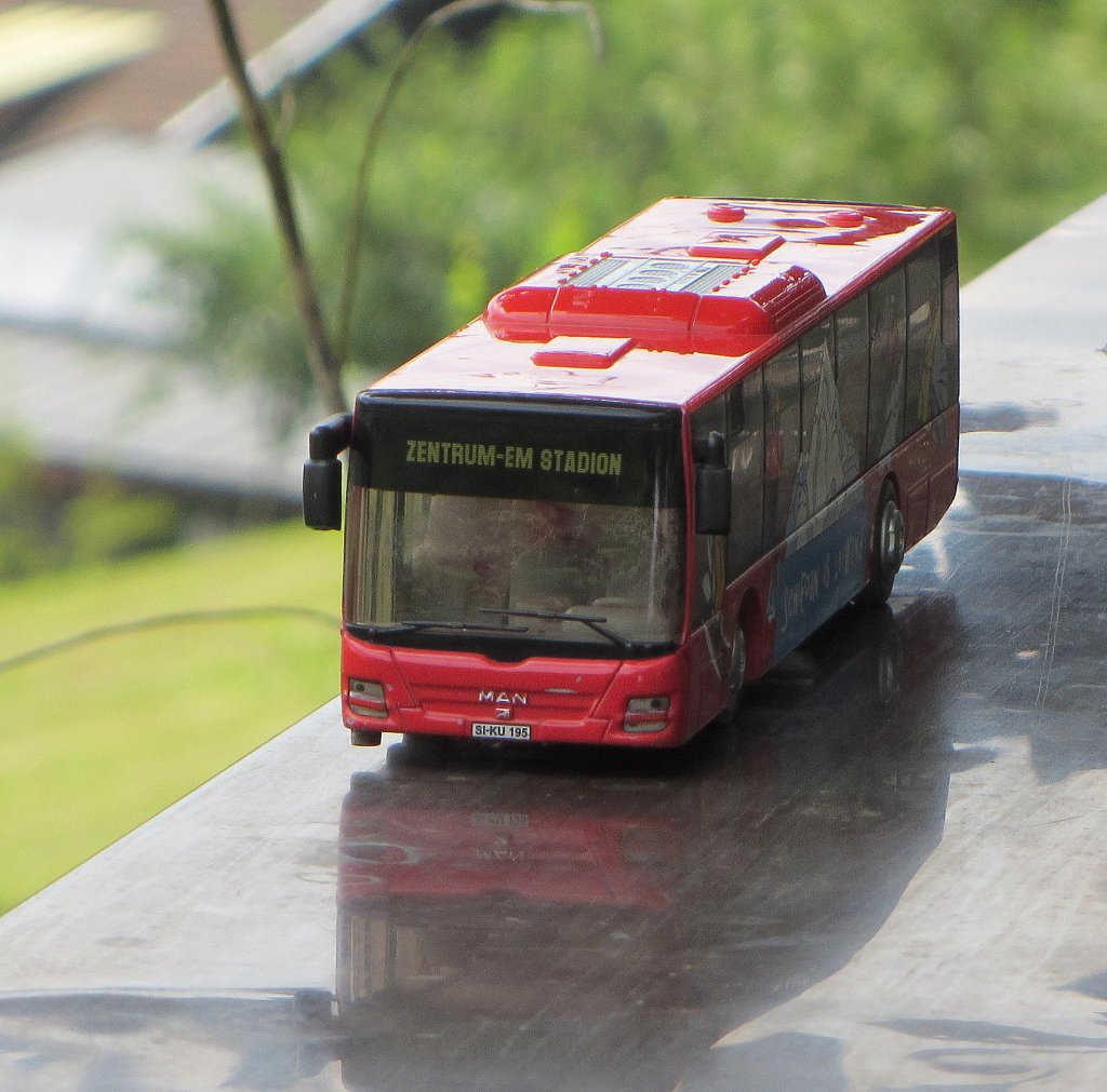 Modellbus MAN Niederflurbus 2. Generation  Lion&acute;s City  von Siku am 9.7.2012.