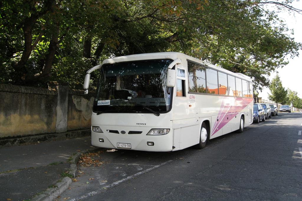 Neobus hei�t dieser ungarische Reisebus, den ich am 7.9.2008 nahe des Balaton
in Kezthely fotografierte.