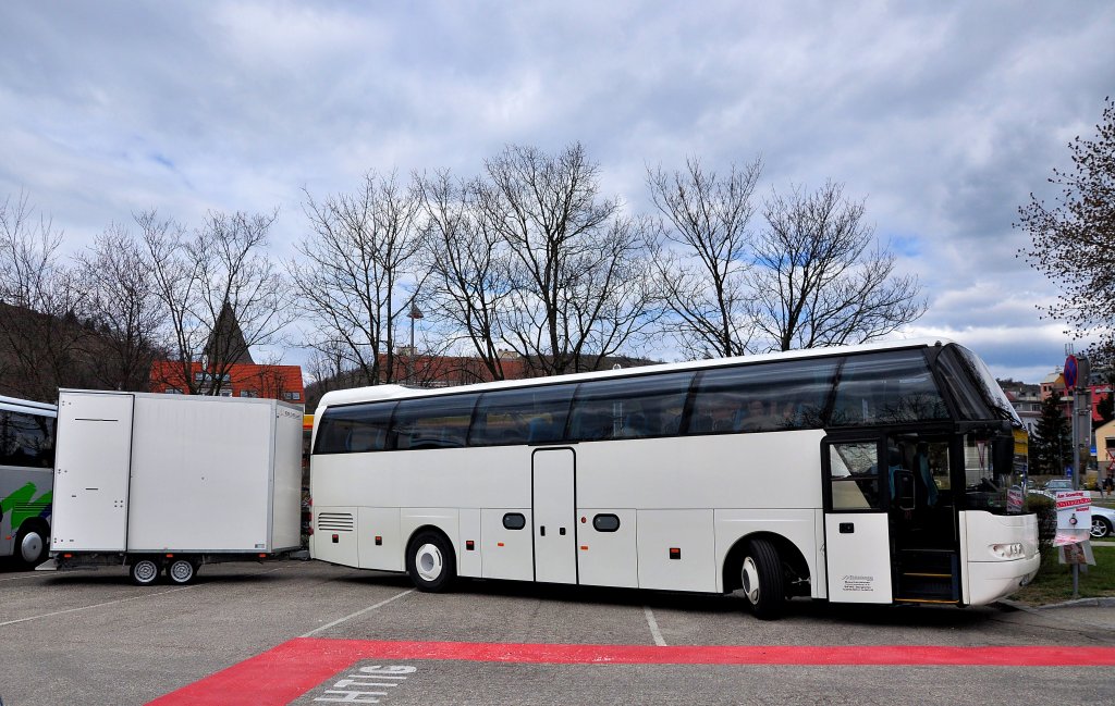 NEOPLAN CITYLINER aus der BRD mit Radh�nger am 14.4.2013 in Krems an der Donau.