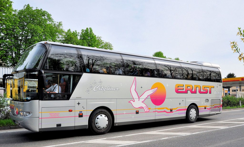 NEOPLAN CITYLINER von ERNST Reisen aus der Steieremark/�sterreich am 27.4.2013 in Krems unterwegs.