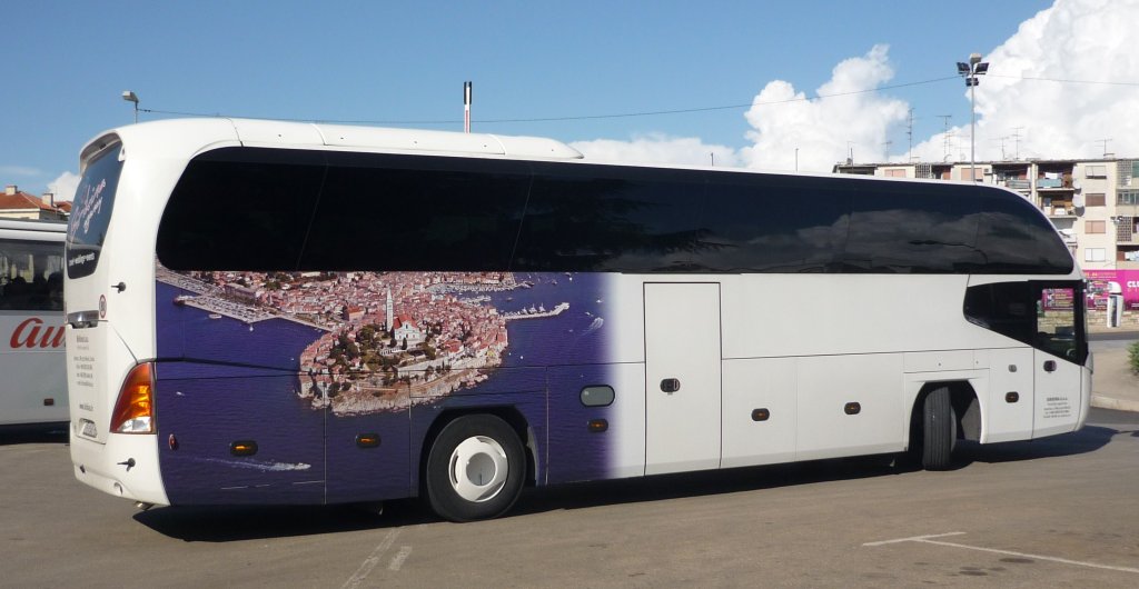 Neoplan -Cityliner in Opatija /Kroatien mit einem sch�nen Bild auf der Seite, im Okt. 2012