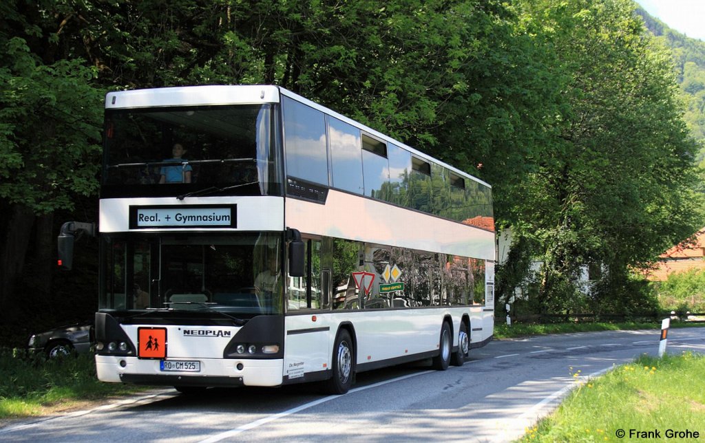 Neoplan Doppelstockbus im Sch�lerverkehr, fotografiert bei Fischbach am Inn am 14.05.2012 (Busunternehmen leider nicht bekannt)