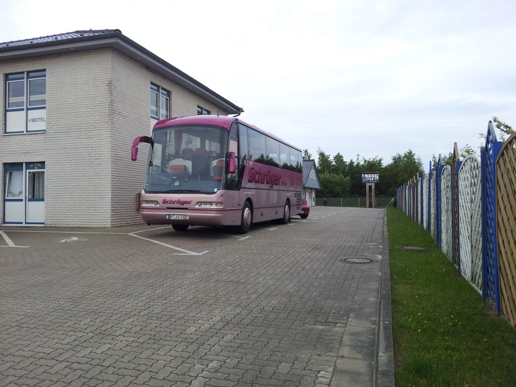Neoplan Euroliner von Schr�ger aus Deutschland im Gewerbegebiet Sassnitz.