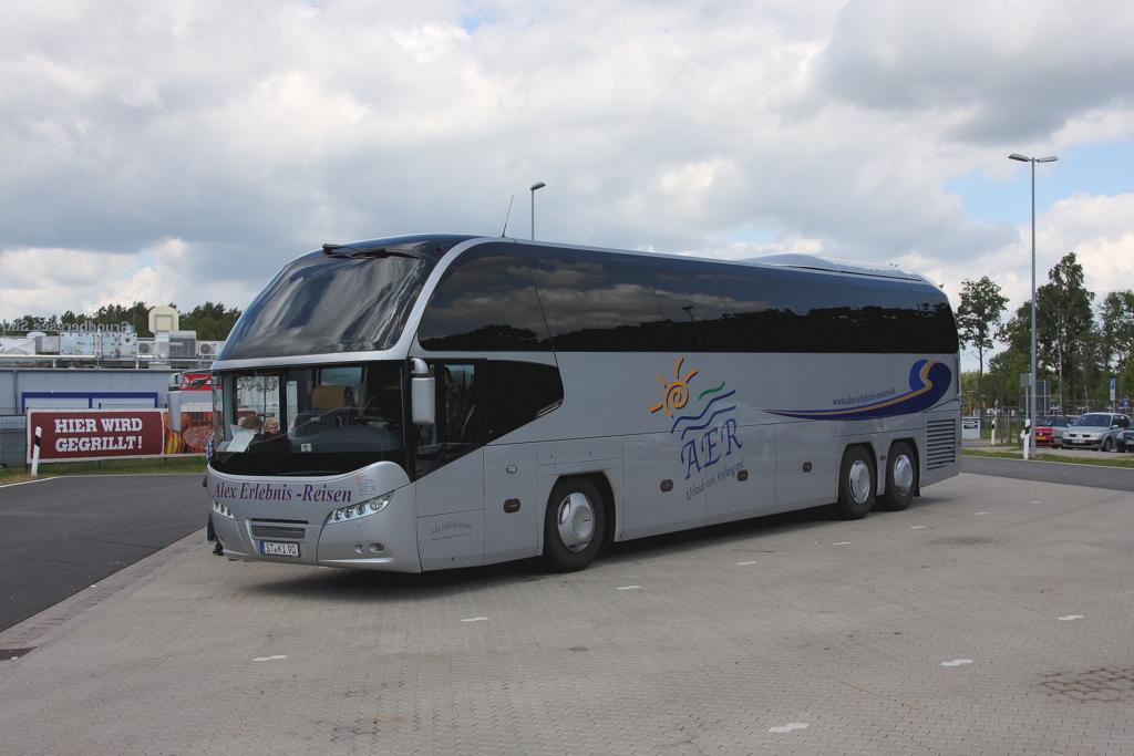 Neoplan der Fa. AER, (Alex Erlebnis Reisen), Lengerich (Westf.)
aufgenommen nahe Flensburg am 8.6.2012.