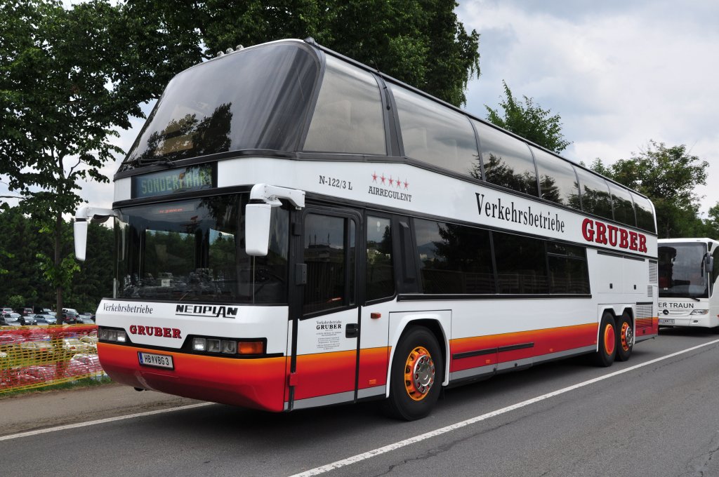 NEOPLAN N-122/3 L von GRUBER Reisen aus �sterreich bei der Airpower13 in Zeltweg/28.6.2013.