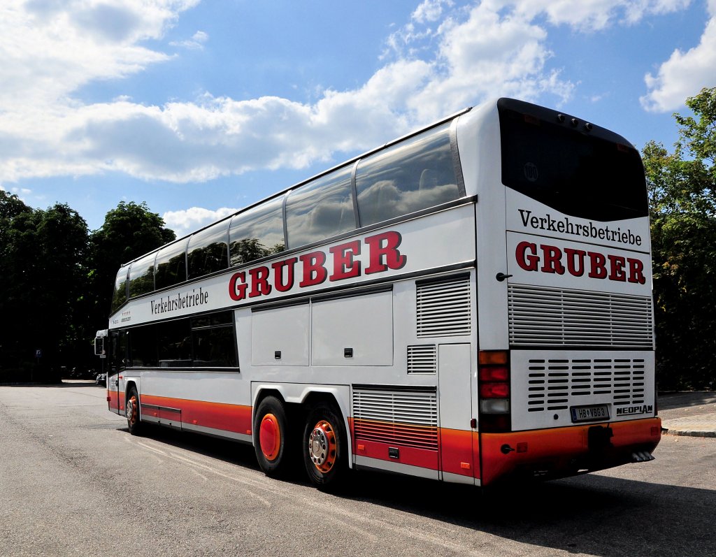 NEOPLAN N-122/3 L Skyliner von den Verkehrsbetrieben GRUBER aus �sterreich am 20.7.2013 in Krems.