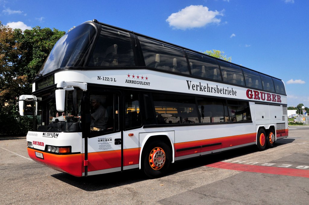 NEOPLAN N-122/3 L Skyliner von den Verkehrsbetrieben GRUBER aus �sterreich am 20.7.2013 in Krems.