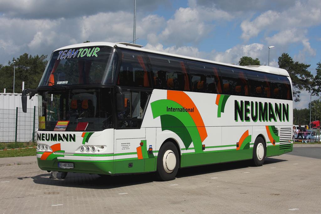 Neoplan Reisebus der Fa. Neumann, Bielefeld,
aufgenommen am 8.6.2012 nahe Flensburg.