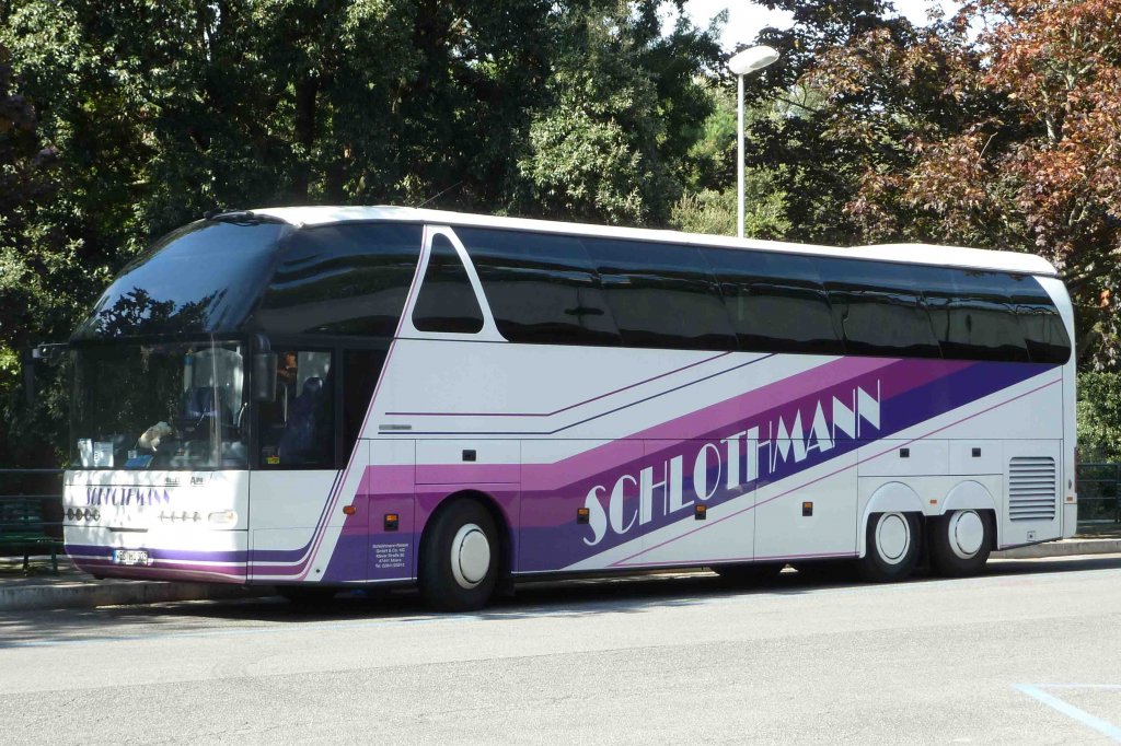Neoplan von  SCHLOTMANN  wartet auf die Fahrg�ste in Castell Gandolfo, Oktober 2010