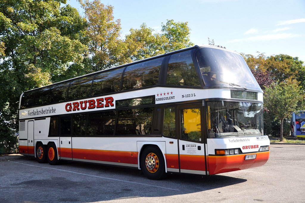 NEOPLAN SKYLINER vom Verkehrsbetrieb GRUBER aus der Steiermark/�sterreich am 23.7.2013 in Krems an der Donau.