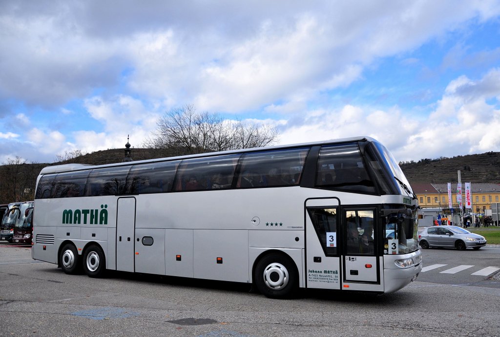 NEOPLAN SPACELINER von MATH� Reisen aus �sterreich im Oktober 2012 in Krems.