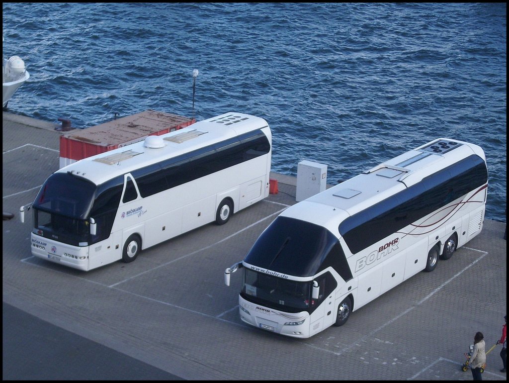 Neoplan Starliner von Br�skamp aus Deutschland und Neoplan Starliner von Bohr aus Deutschland im Stadthafen Sassnitz.
