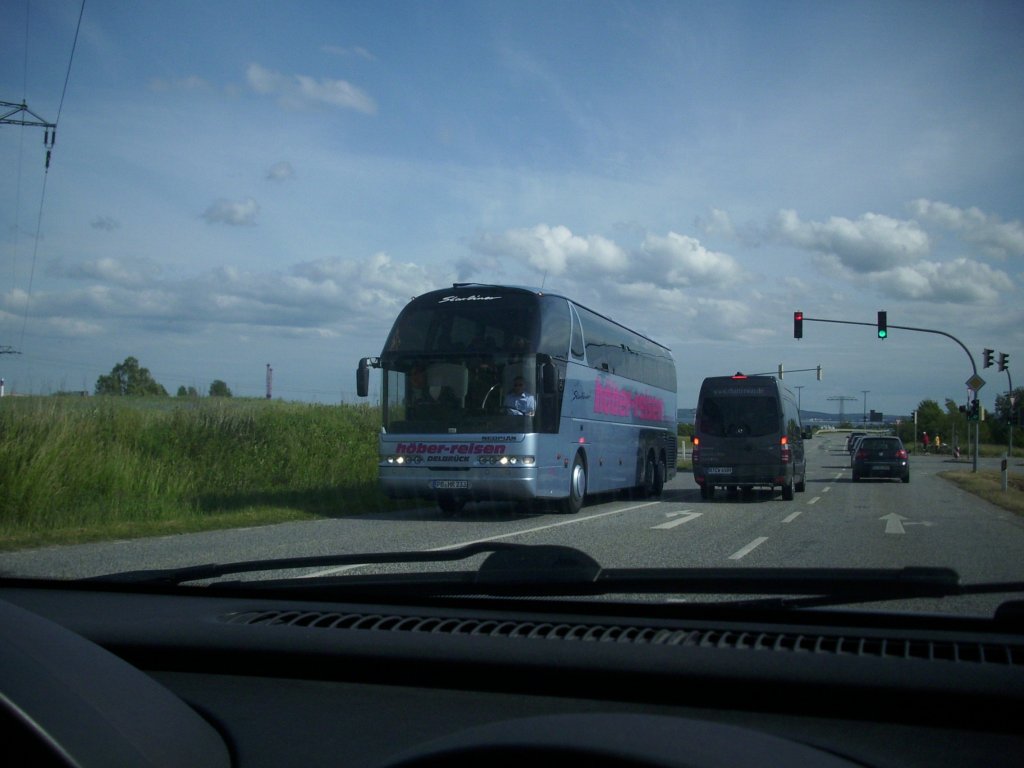 Neoplan Starliner von H�ber aus Deutschland in Mukran aus einem PKW fotografiert.