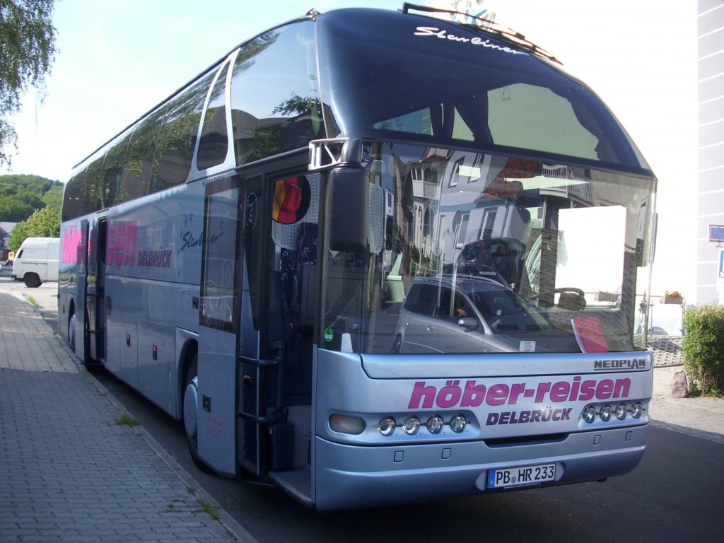 Neoplan Starliner von H�ber-Reisen aus Deutschland in Sassnitz.
