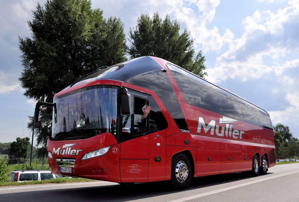 NEOPLAN STARLINER von M�LLER Reisen aus der BRD am 13.7.2013 in Krems an der Donau.Grafik von diesem Bus auf www.bus-bahn-truck.at