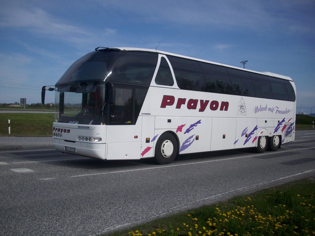 Neoplan Starliner von Prayon aus Deutschland in Sassnitz am F�hrhafen.