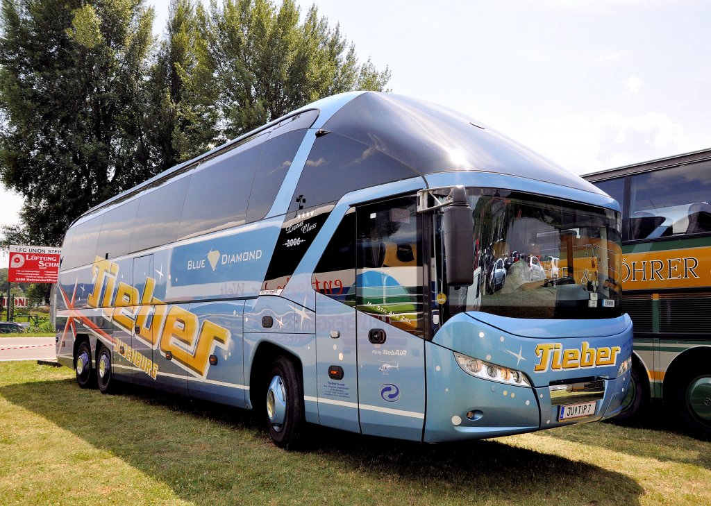 NEOPLAN STARLINER von TIEBER Reisen aus der Steiermark/�sterreich am 13.7.2013 in Krems an der Donau.Viele neue Grafiken von Bussen auf meiner Website unter www.bus-bahn-truck.at
