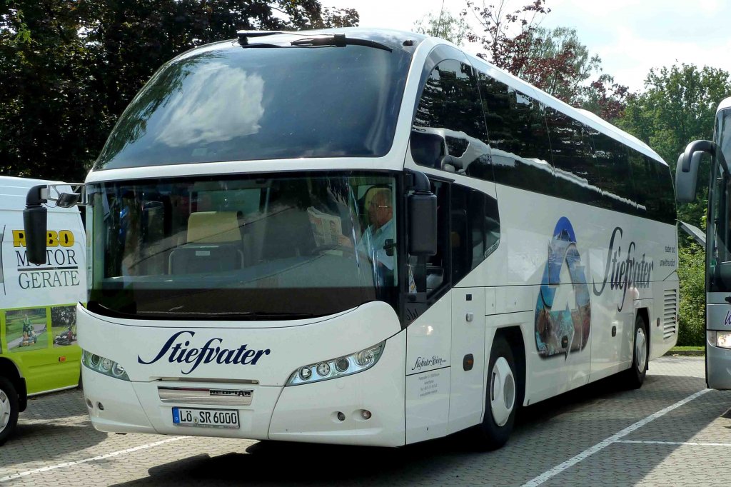 Neoplan von  STIEFVATER  steht am Weltvogelpark in Walsrode und wartet auf seine Fahrg�ste, August 2012
