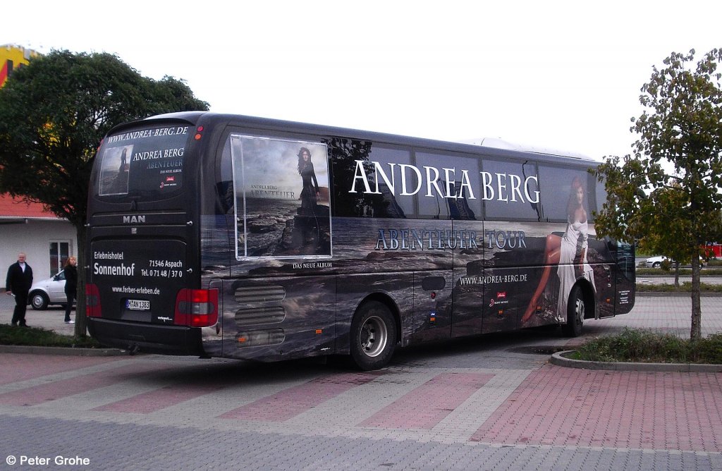 nochmals von hinten: MAN Werbebus Andrea Berg, Promotion f�r Abenteuer Tour, fotografiert in Bernburg am 10.10.2011