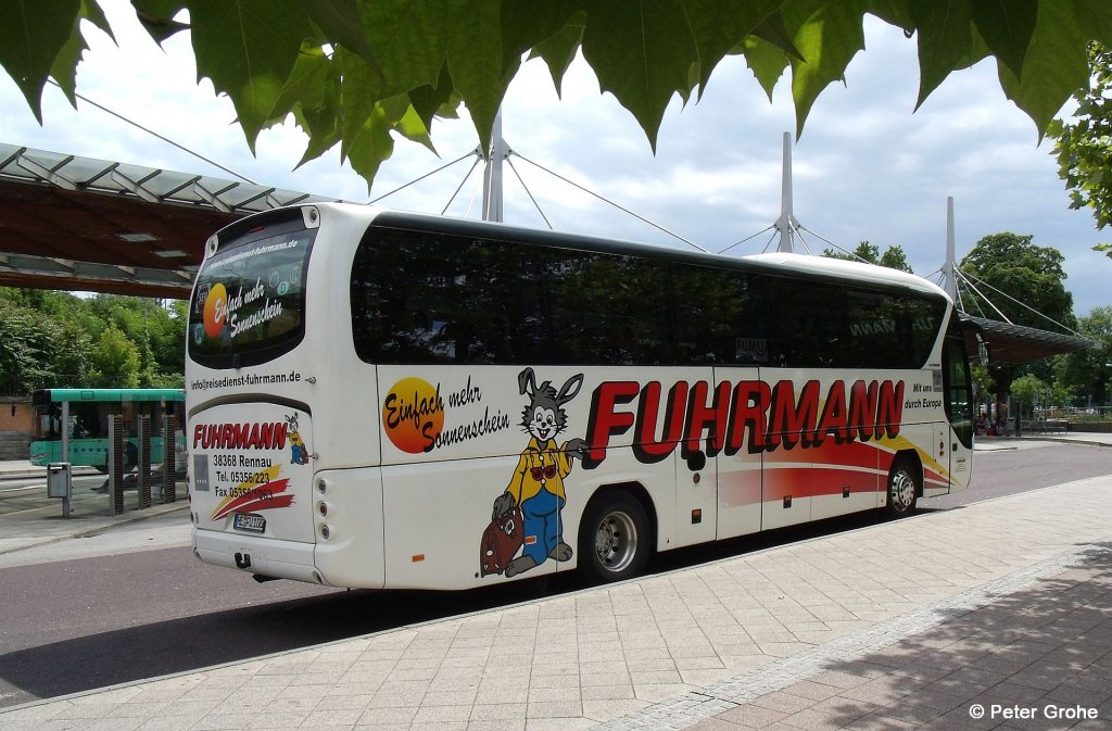 Nochmals von hinten, mit dem Hasen als Maskottchen der Firma:
Reisebus Neoplan Tourliner, Reisedienst Fuhrmann aus Rennau, fotografiert am ZOB beim Hbf. Magdeburg am 23.6.2012