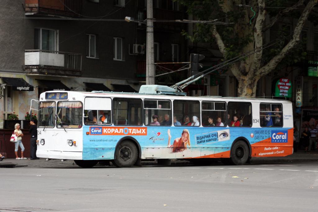 Odessa 5.9.2009
Ein Trolleybus sowjetischer Bauart ZIU im Stadtbild nahe Hauptbahnhof.