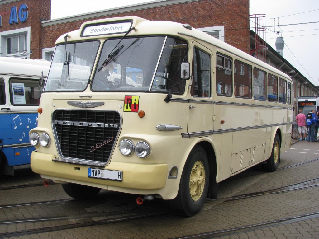 Omnibus Ikarus 630 des ehem. Kraftverkehrs  OstseeTrans , dem Kraftverkehrbetrieb des Ostsee-Bezirks Rostock, hier speziell des Kreis Ribnitz-Damgarten, jetzt Landkreis Nordvorpommern (NVP) anl��lich 130 Jahre Strba in Rostock [27.08.2011]