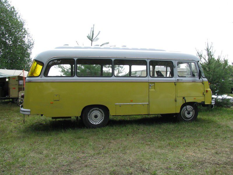 Omnibus Robur LO 3000 aus dem Landkreis Barnim (BAR) beim 11. Perleberger Oldtimer- und Milit�rfahrzeugtreffen, Flugplatz Perleberg [12.07.2009]

