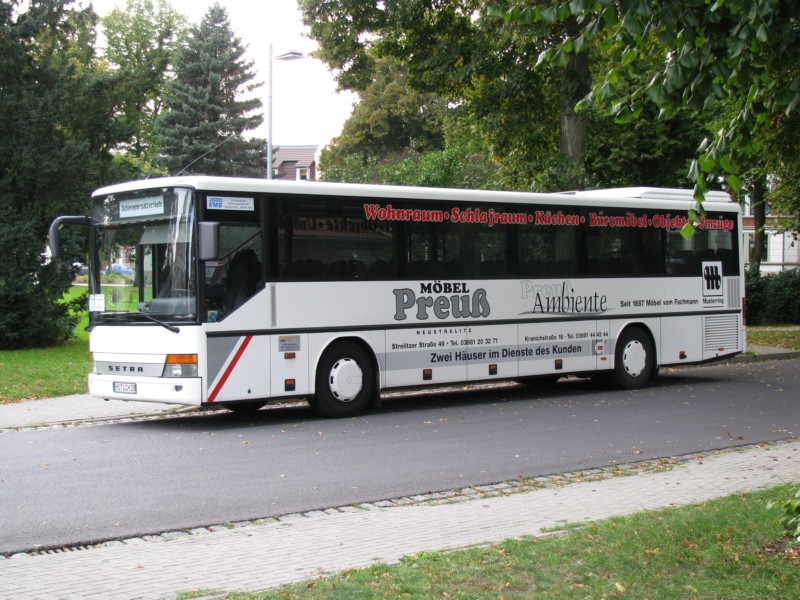 Omnibus SETRA ... aus dem Landkreis Mecklenburg-Strelitz am ZOB in Grevesm�hlen, von der DB AG zum SEV eingesetzt, wegen Bauarbeiten auf der KBS 175, Steckenabschnitt Grevesm�hlen - Bad Kleinen, Grevesm�hlen [20.09.2008] 
