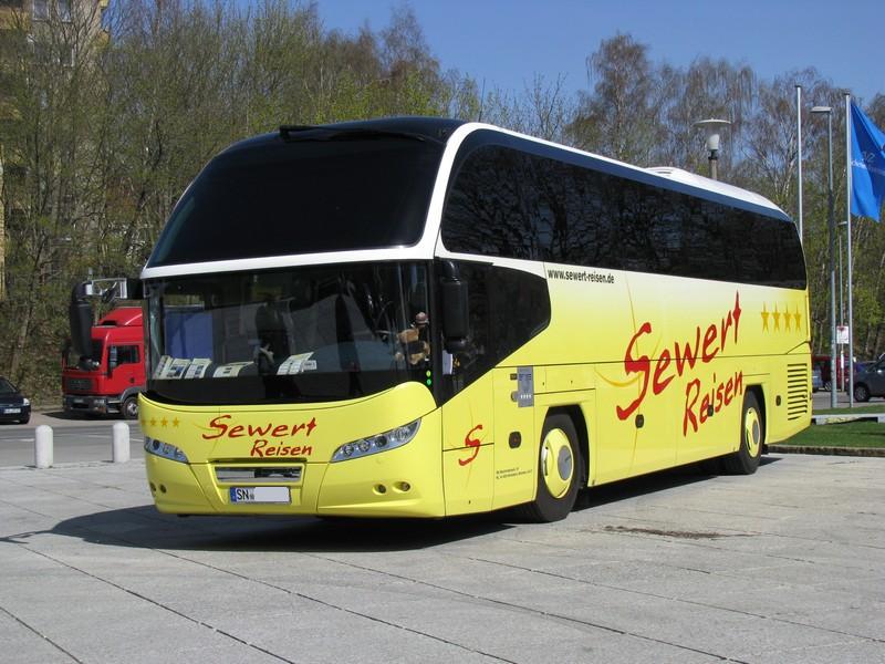 Reiseomnibus NEOPLAN ... der Firma  Sewert Reisen  aus der Landeshauptstadt Schwerin (SN), Schwerin [09.04.2011]