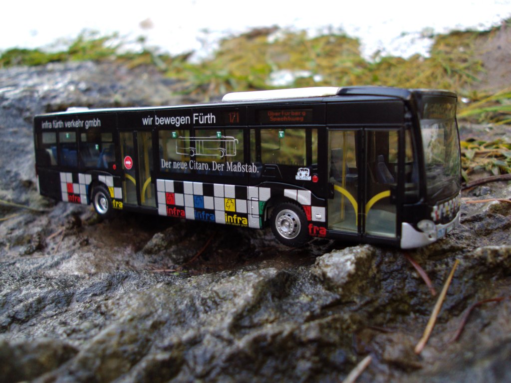 Rietze Modellbus-Mercedes Citaro Infra F�rth von vorne am 12.12.12