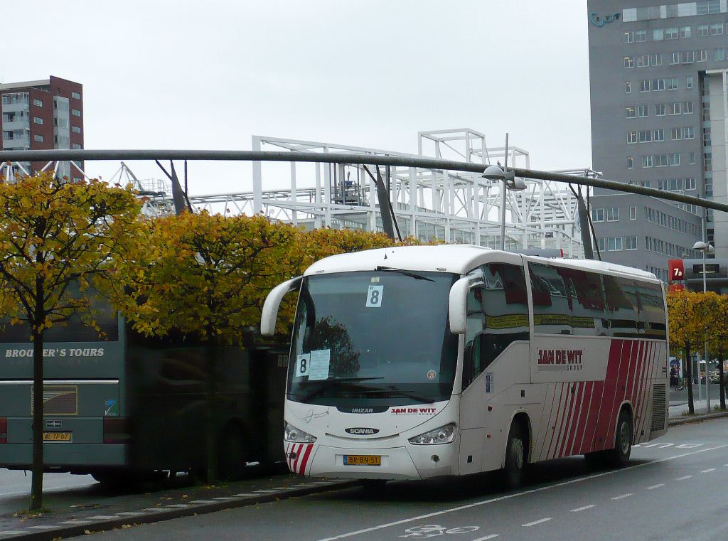Scania Irizar Reisebus der Firma  Jan de Wit  Leiden Centraal Station, Niederlande 18-10-2012.