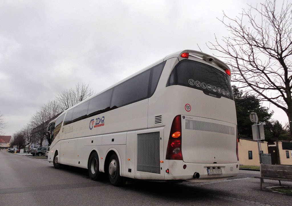 SCANIA IRIZAR von VEGA TOURS aus der CZ im J�nner 2013 in Krems an der Donau.