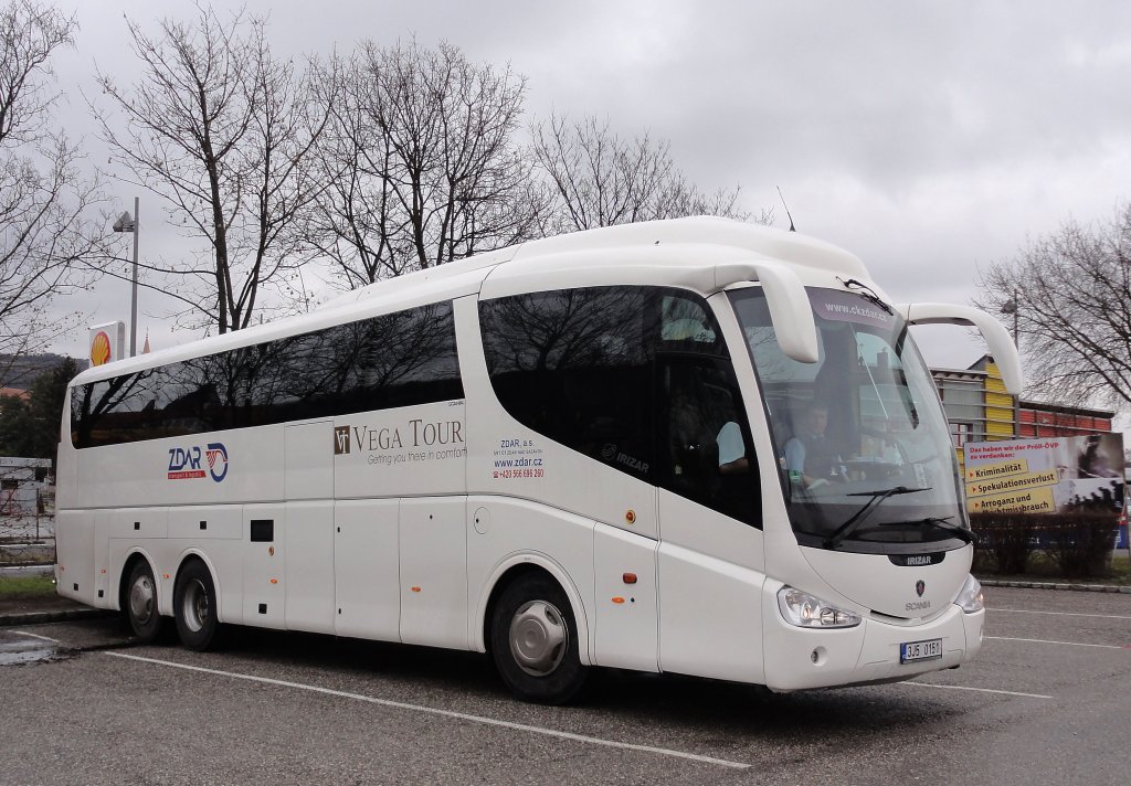 SCANIA IRIZAR von VEGA TOURS aus der CZ im J�nner 2013 in Krems an der Donau.