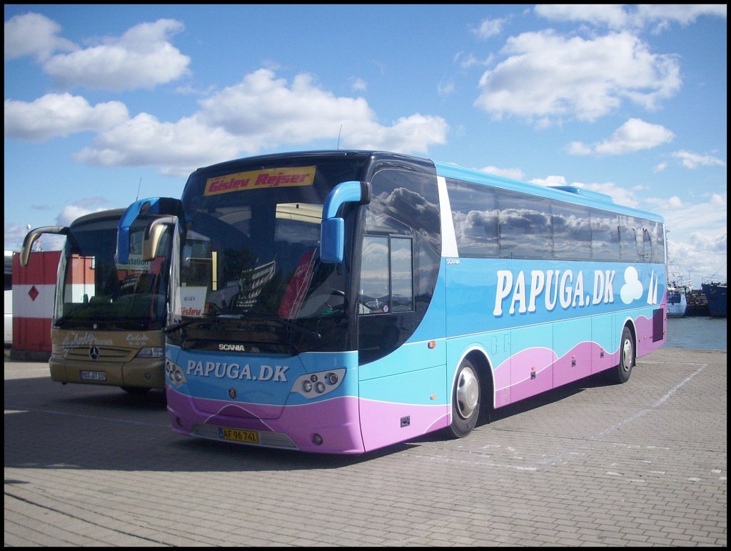 Scania OmniExpress von Papuga aus D�nemark im Stadthafen Sassnitz.
