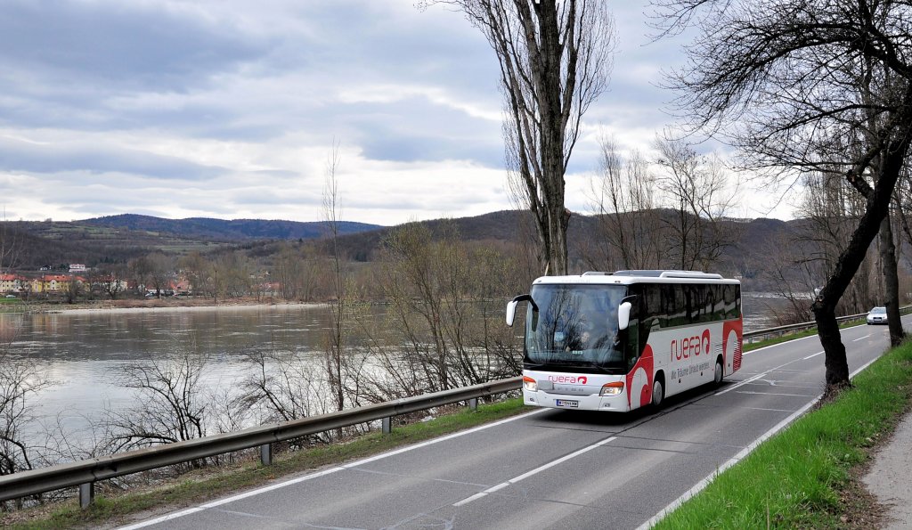 SETRA 400er Serie von RUEFA Reisen aus Wien am 14.4.2013 in der Wachau/Nieder�sterreich gesehen.