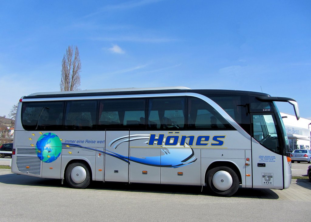 SETRA 411 HD von H�NES Reisen aus Deutschland am 8.4.2013 in Krems an der Donau.