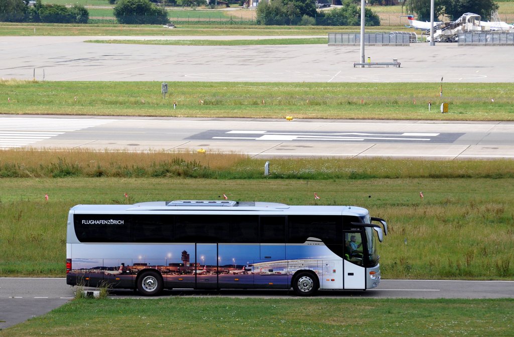 SETRA 415 GT-HD unterwegs am Vorfeld (Besuchertransporte) am Airport Z�rich-Kloten.30.6.2013.