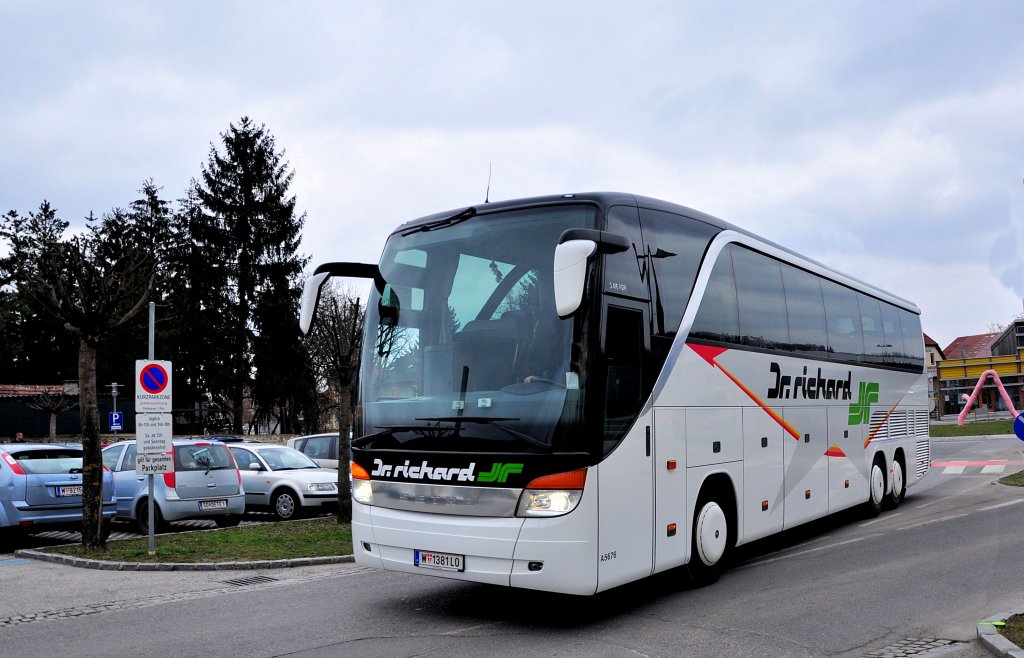 SETRA 416 HDH von Dr. RICHARD aus Wien am 7.4.2013 in Krems an der Donau.